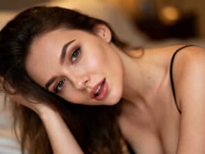 Frau mit schönen Gesichtszügen präsentiert sich auf dem Portal für deutsche Fickfilme